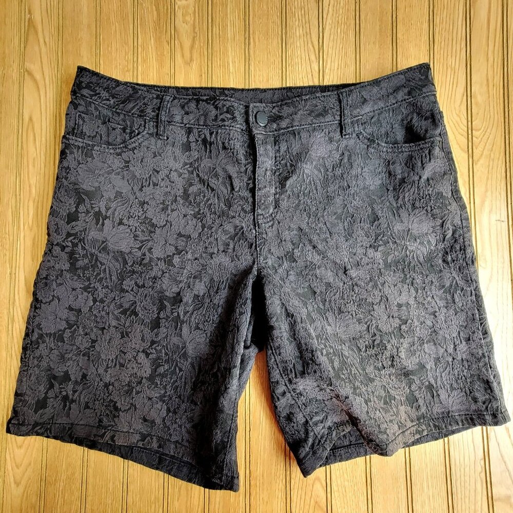 Vera Wang Simply Vera Shorts 12 Womens Black Denim Floral Stretch Oversized